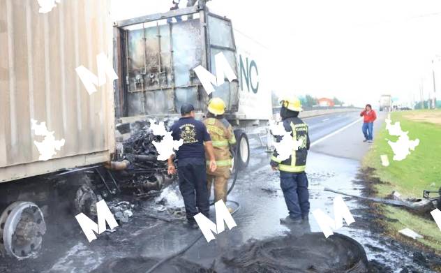 Se calcina tráiler tras chocar contra otra unidad sobre la Veracruz-México