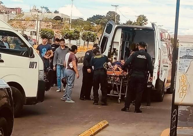 Unidad de pasajeros atropella a mujer motociclista en bulevar de Atlixco