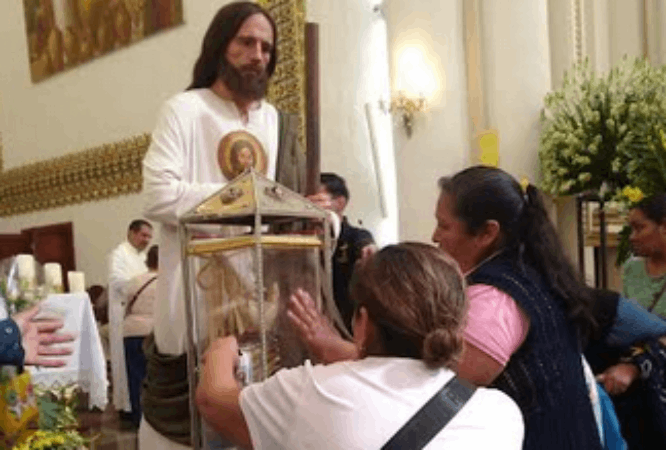 Miles de fieles llegan a catedral para tocar las reliquias de San Judas Tadeo en Teziutlán