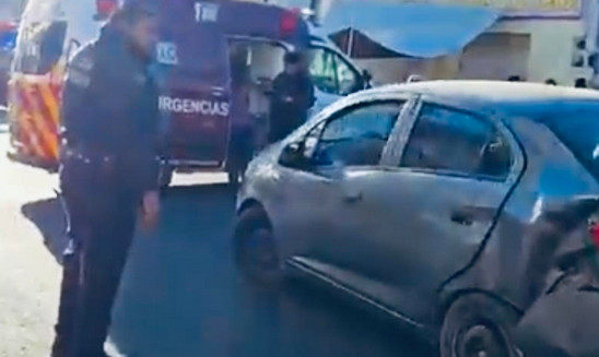 Tras chocar, motocicleta parte defensa de auto en Atlixco