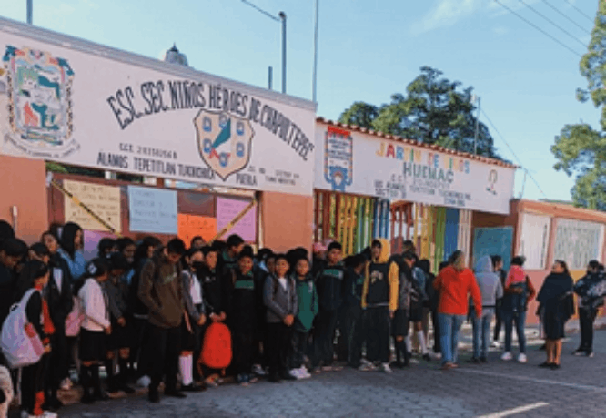 Padres de familia en Tlachichuca cierran secundaria por falta de docentes