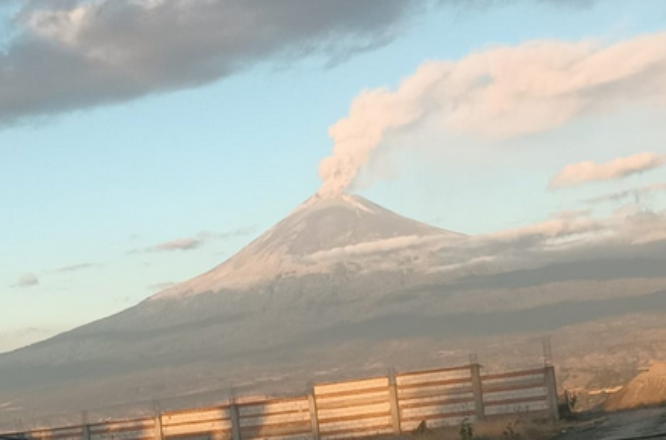 Popocatépetl amanece con impresionante fumarola este miércoles