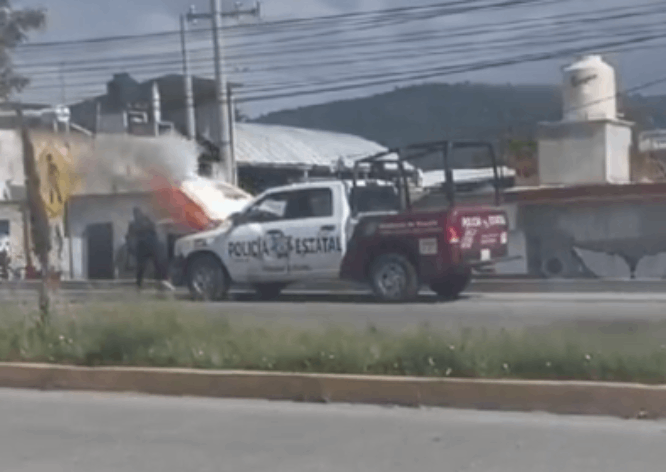 VIDEO Se incendia patrulla estatal en la altura de Farmacia Guadalajara en Chapultepec