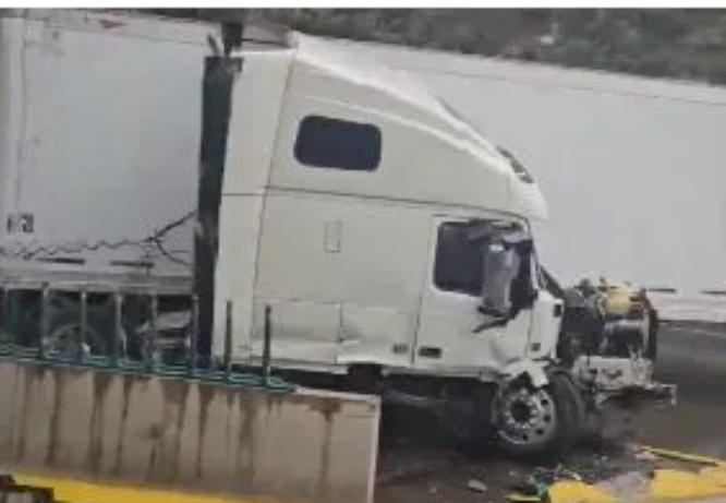 VIDEO Choca tráiler en la México-Puebla; hay tráfico lento