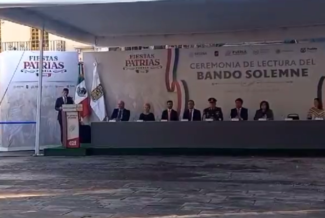 Rivera y Javier Aquino colocan Bando Solemne en el Palacio Municipal