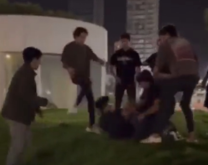 VIDEO Golpean a joven frente a la Estrella de Puebla