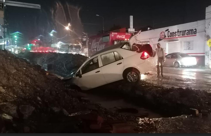 Borracho cae a zanja con su coche en las obras del Eje Poniente en Izúcar