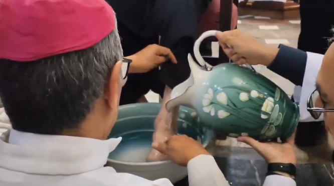 Arzobispo auxiliar Monseñor Francisco Javier realiza el lavatorio de pies en catedral