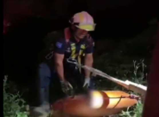 VIDEO Rescatan a hombre que cayó a barranca de 15 metros en Puebla capital