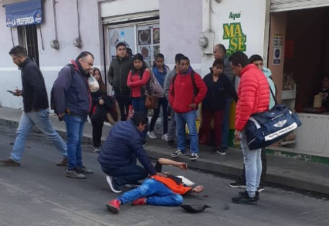 Combi de transporte público atropella a un hombre en Teziutlán