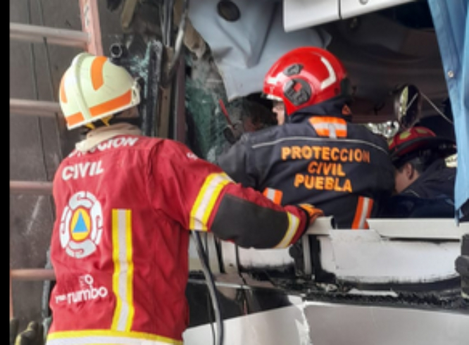 Se estrella autobús TLA Titanium contra pilares en la México-Puebla