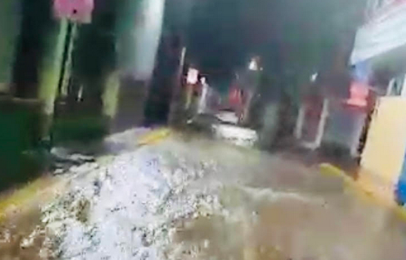 Lluvia de la madrugada inunda calles del centro de Atlixco