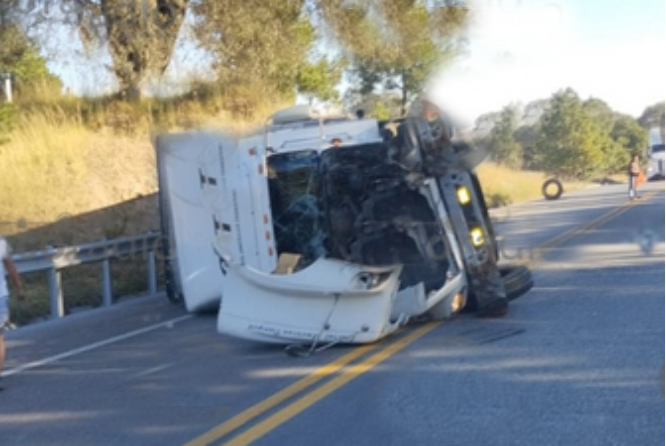 Tráiler se vuelca en la Amozoc-Xalapa