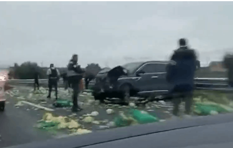 Se vuelca camioneta con verduras en la Puebla-Orizaba