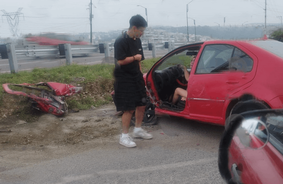 Mujer choca en el periférico y puerta del auto se desprende