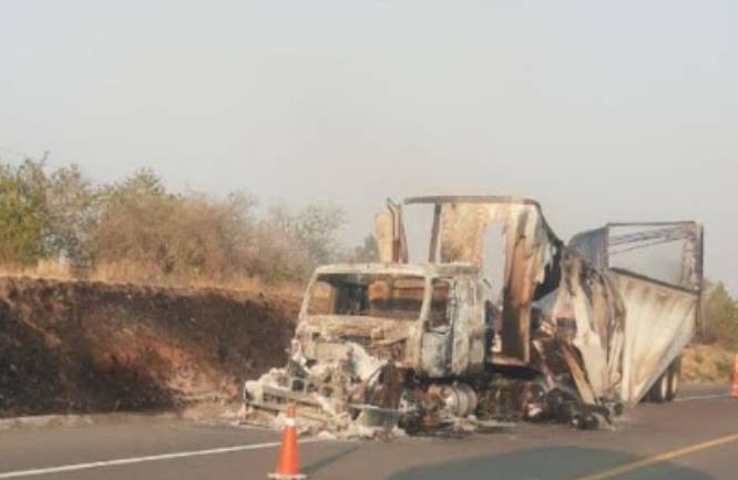 Se calcina tráiler en la carretera Siglo XXI