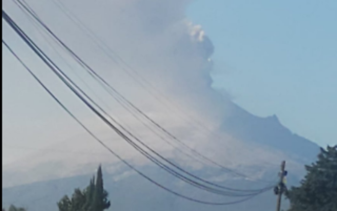 Popocatépetl cubre de ceniza la capital poblana