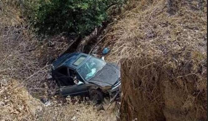 Cae al fondo de barranco automóvil en Acajete