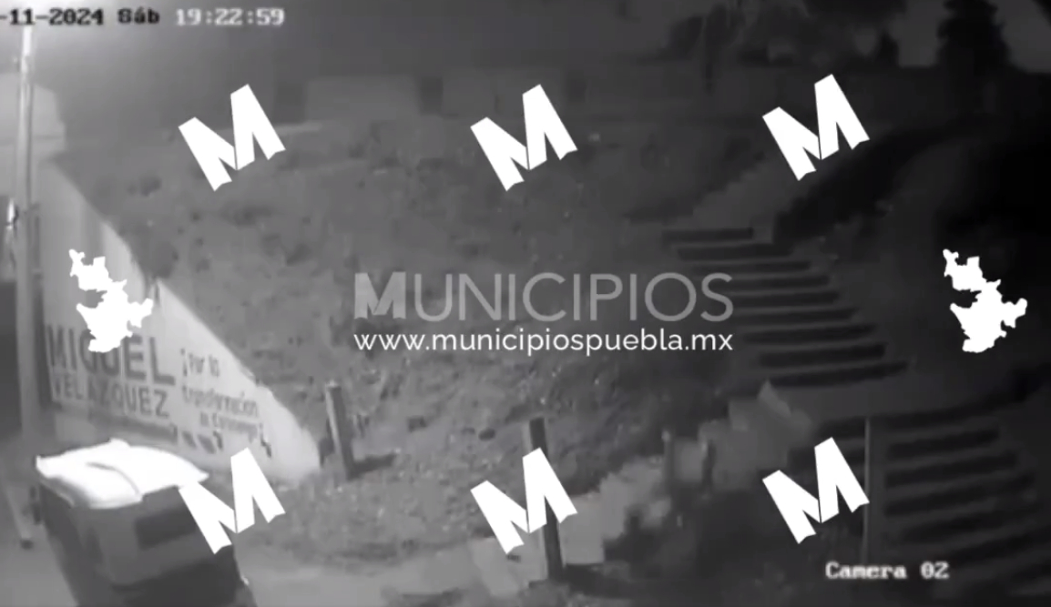 VIDEO Mujer se avienta de escaleras de puente para evitar ser levantada en Coronango