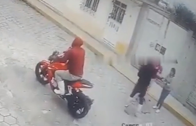VIDEO Captan momento en que roban a mujeres en calles de Libres