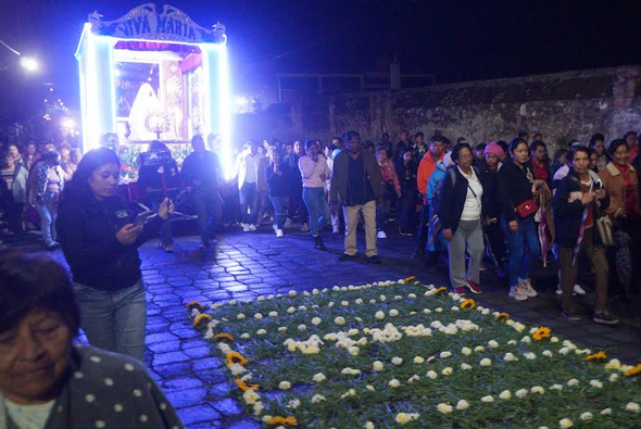 Cientos de feligreses participan en la Procesión Nocturna en Tecamachalco 