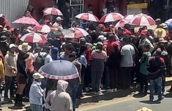 Pobladores bloquean la carretera federal Puebla-Tehuacán en Cuapiaxtla de Madero