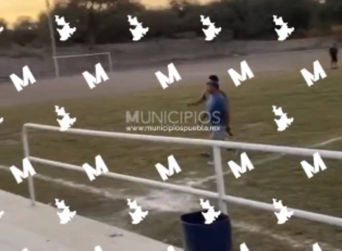 VIDEO Comandante de Tepanco dispara su arma durante partido de futbol