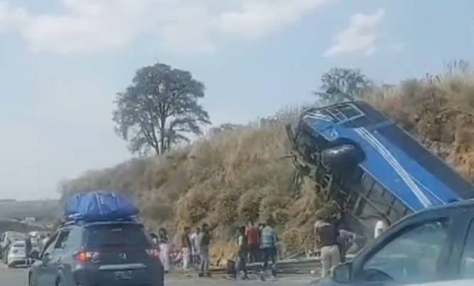 Vuelca camión de pasajeros en la México-Puebla; reportan 4 muertos