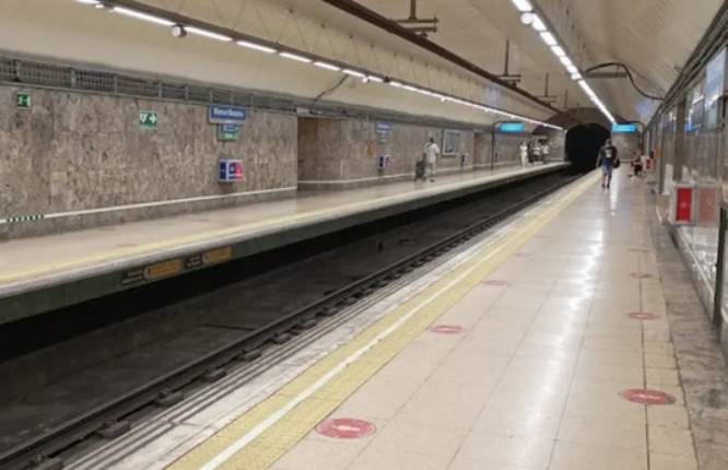 Joven de 19 años muere al caer a las vías del metro de Madrid