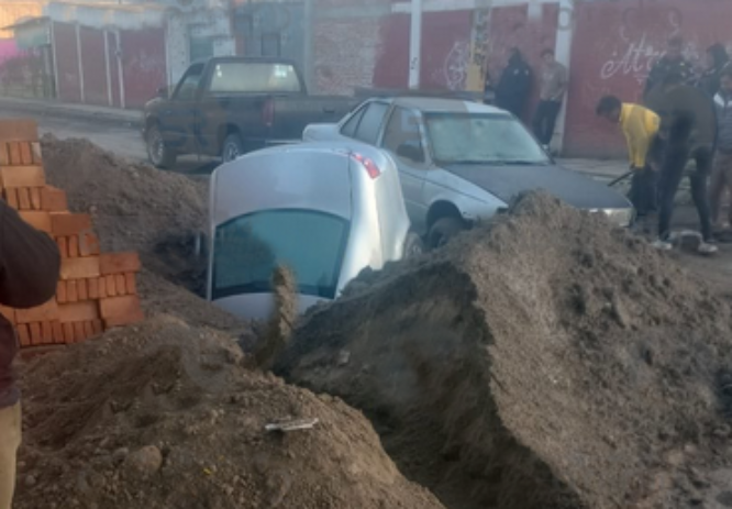 Auto se va a zanja cerca de Bodega Aurrerá de la 11 Sur