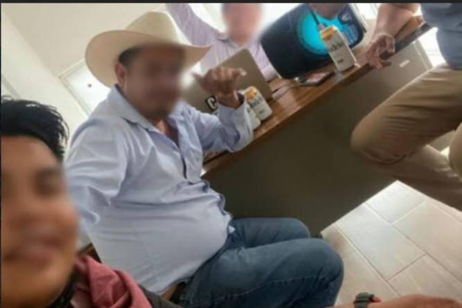 Exhiben a funcionarios de Tlapanalá bebiendo en oficinas municipales