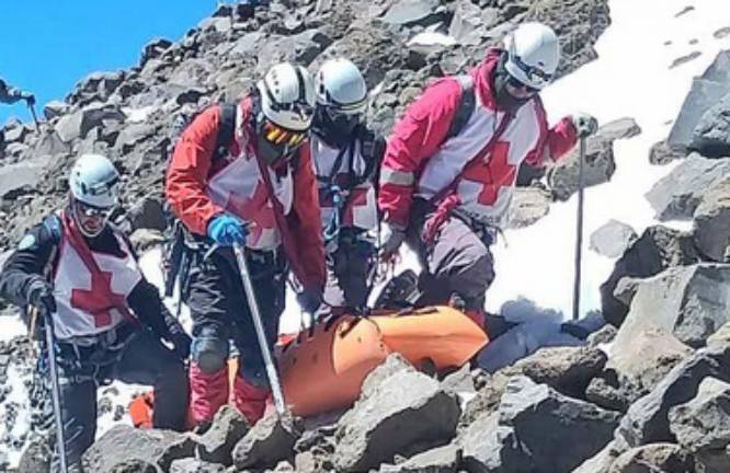 Hallan cuerpo del guía de alpinistas extraviados en el Pico de Orizaba