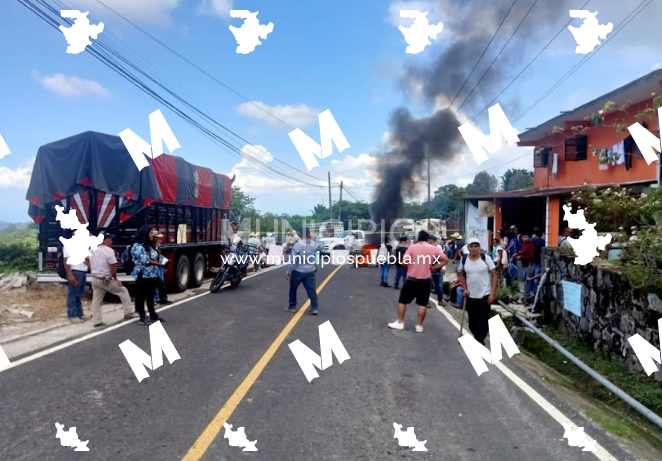 Bloquean la carretera Papathapan-Cuetzalan por asesinato de campesino