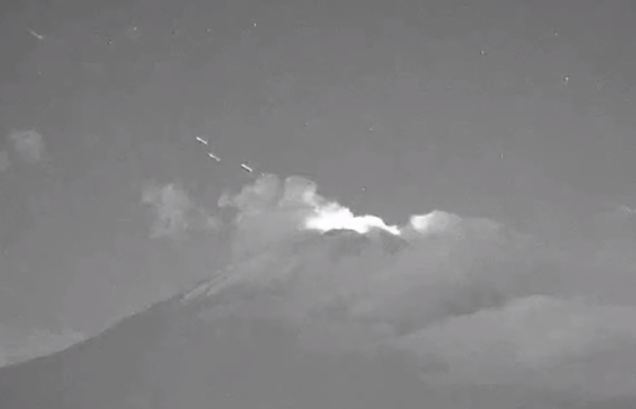 VIDEO Captan flotilla de ovnis salir del cráter del Popocatépetl