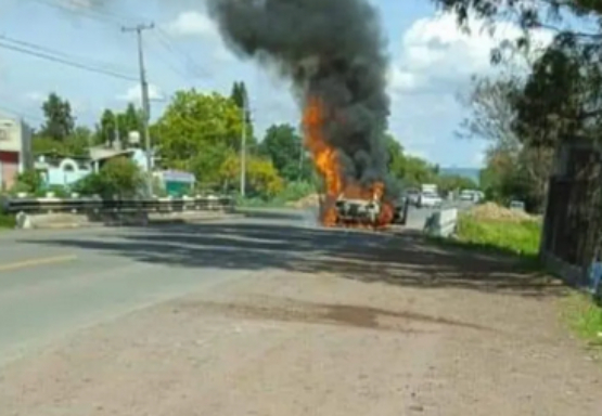 Domingo violento en Michoacán; balaceras, incendios y bloqueos se registran