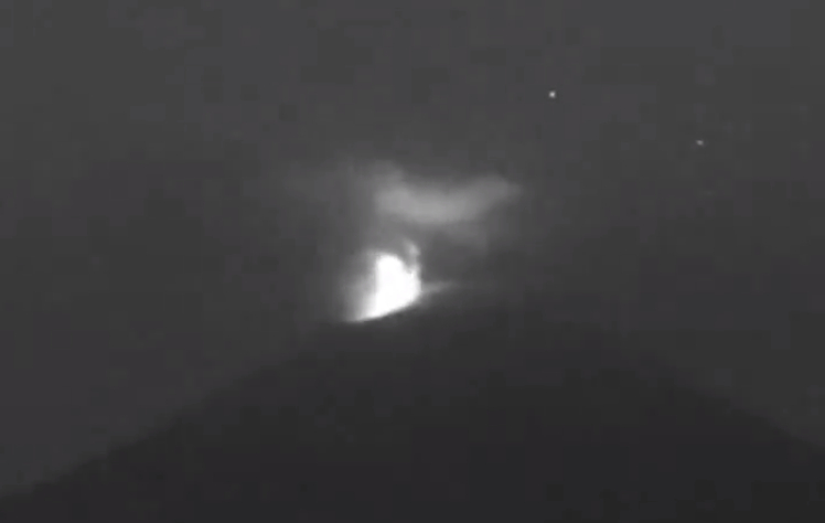 VIDEO Popocatépetl registra gran actividad de madrugada