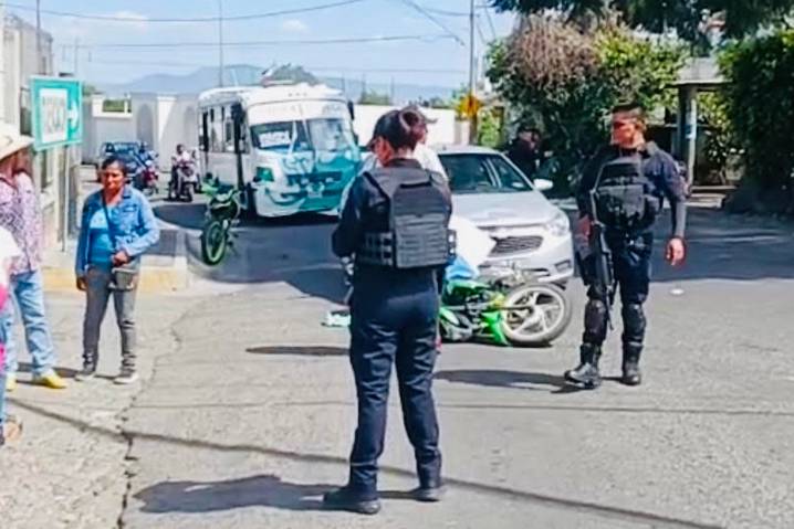 Mujer embiste con su auto a motociclista en la Atlixco-Metepec