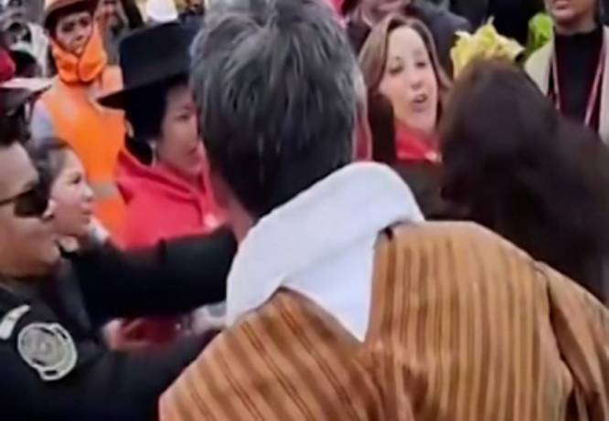 VIDEO Mujer jalonea a presidenta de Perú en acto público