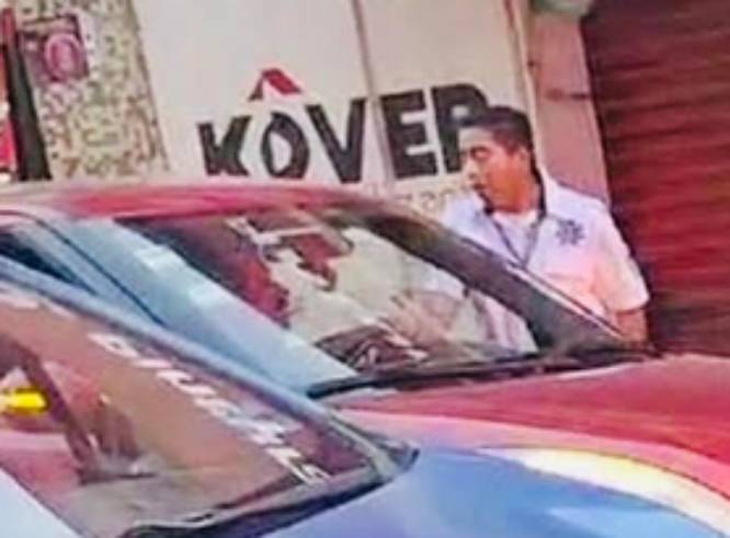 Ebrio conductor se mete en sentido contrario en calle principal de Atlixco