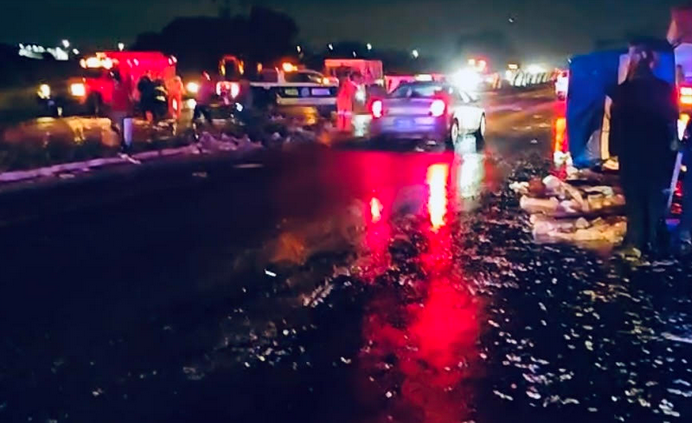 Vuelca camioneta de mariscos en la vía Atlixcáyotl 