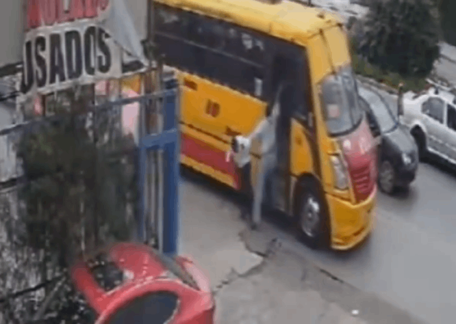 VIDEO Asaltan y golpean a chofer de ruta 10 en Puebla capital