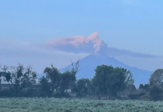 Popocatépetl amanece con gran fumarola