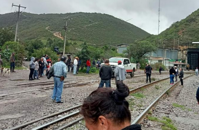 Pobladores de Chapulco bloquean vías férreas y exigen a Ferrosur cumplir con obras