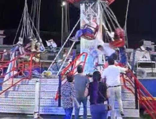 VIDEO Jóvenes salen proyectados de sillas voladoras en feria de Tabasco