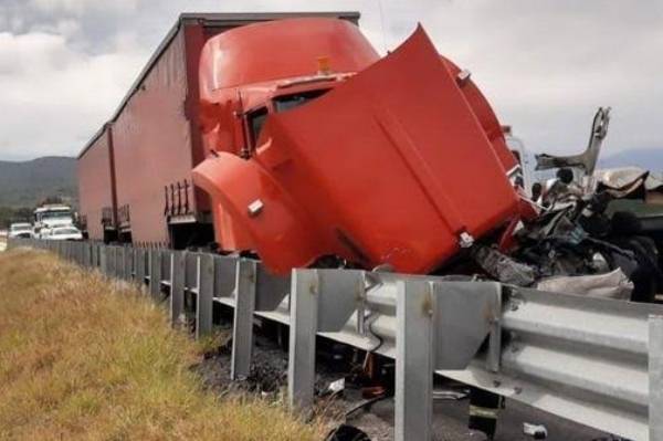 Accidente en la Cuacnopalan-Oaxaca deja grave a alumno de la UNAM
