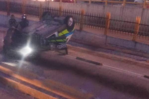Se vuelca patrulla de la policía municipal en el distribuidor Juárez Serdán