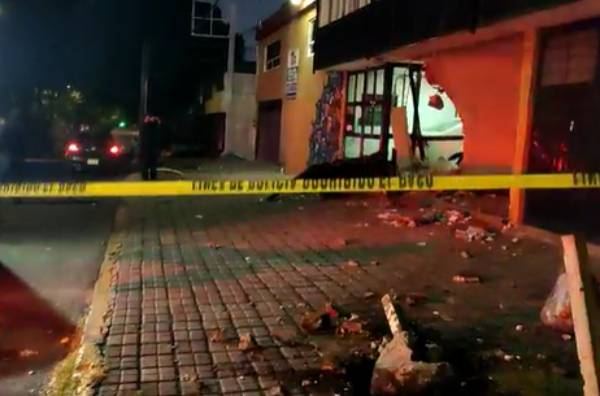 Chofer de ruta 24 se queda dormido y termina echando abajo una barda en Puebla