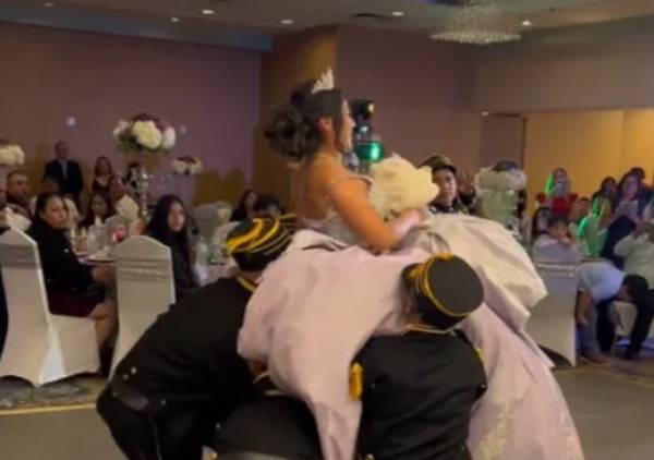 VIDEO Chambelanes tiran a quinceañera durante vals y se vuelve viral