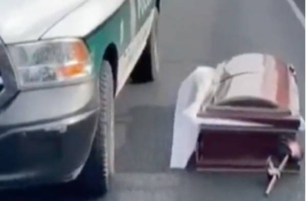 Ataúd en plena Avenida 608 en la Ciudad de México genera tráfico 