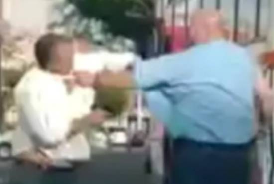 VIDEO Taxista y chofer de camión se echan un tiro y pierden la licencia